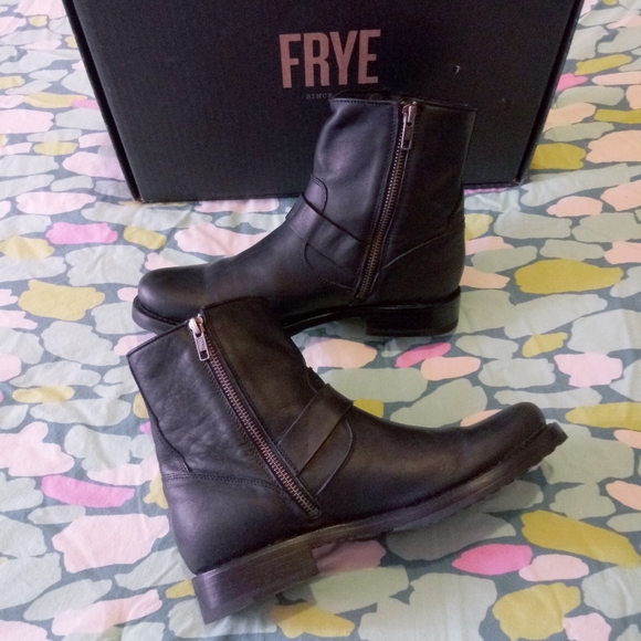 Frye Veronica Belted Short Boots - Picture 4 of 12